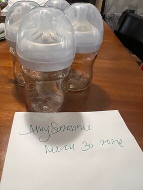 Philips Avent Glass 4oz Bottles with Caps - Set of 4